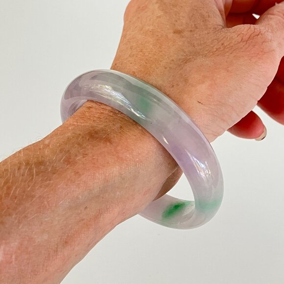 Small Pale Lavender Jade Domed Bangle Bracelet - Picture 7 of 12